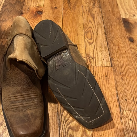 Ariat ATS 9.5D size boots. Near new condition. Worn less than 10x. - Picture 6 of 6